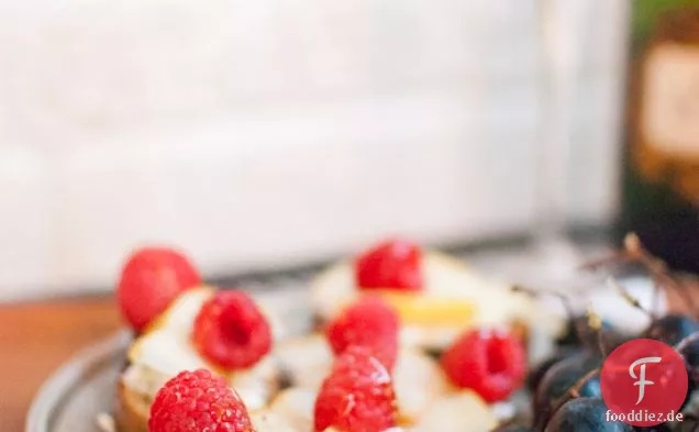 Crostini mit Birnen, Himbeeren und Ziegenkäse