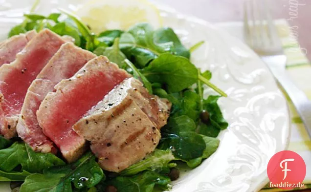 Gegrillter Thunfisch über Rucola mit Zitronenvinaigrette