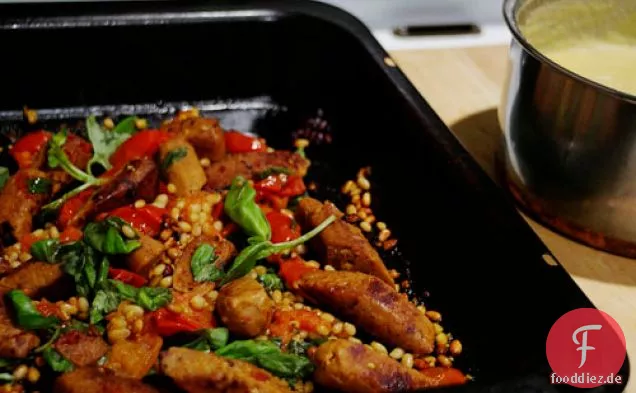 Gebratene vegetarische Würstchen mit weicher cremiger Polenta