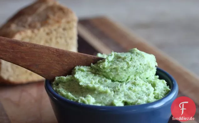 Hausgemachte Butter mit grünem Knoblauch