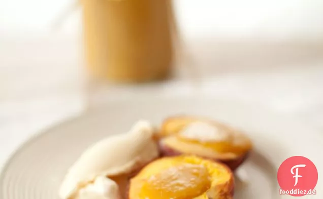 Gegrillte Pfirsiche mit Zitronenbutter