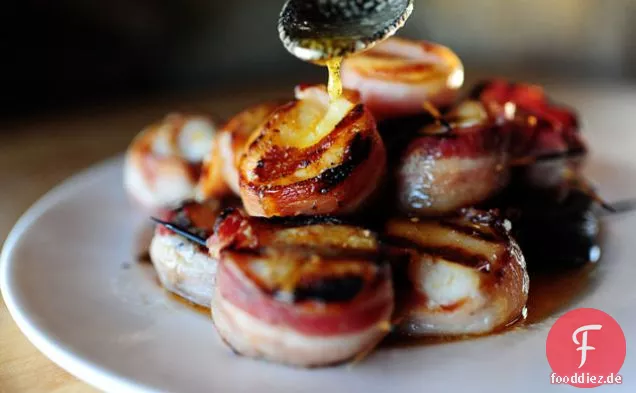 Jakobsmuscheln im Speckmantel mit Chilibutter