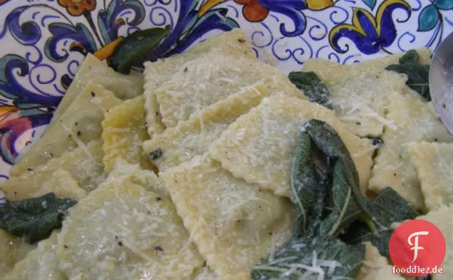 Hausgemachte Ravioli gefüllt mit Gemüse in Butter und Salbei