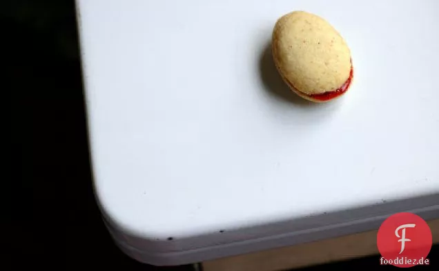 Braune Butterlöffel Kekse mit Marmelade