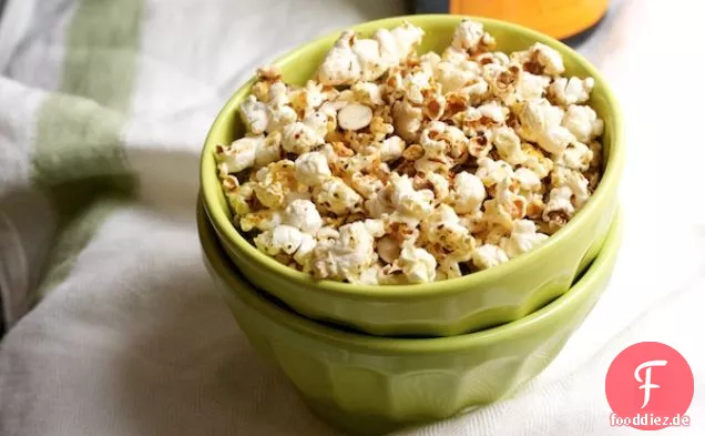Popcorn mit Kräuter- und Zitronenbutter