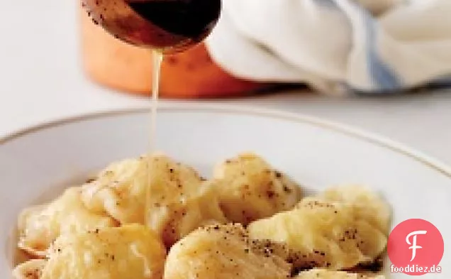 Piroggen mit Kartoffelfüllung und brauner Butter