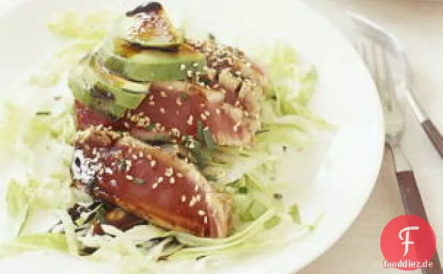 Fünf-Gewürz-Sesam-Thunfisch und Avocado
