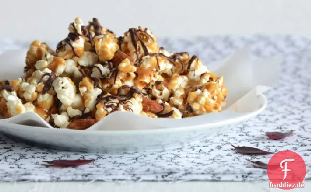 Butter Toffee Popcorn {mit dunkler Schokolade & gesalzenen Nüssen}