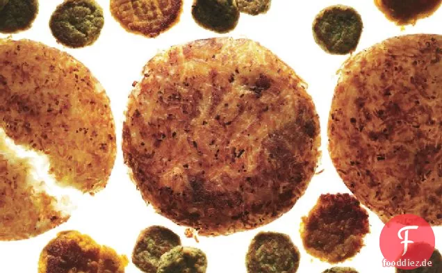 Rösti-Kartoffel-Latkes mit Rosmarin und braunen Butteräpfeln