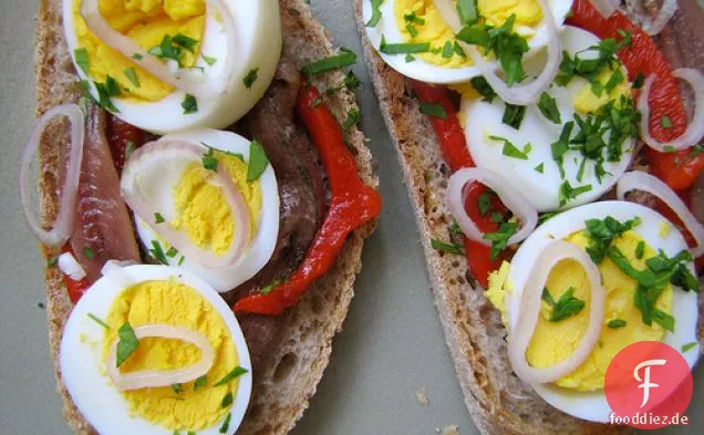 Eingelegter Pfeffer, Sardellen & Ei Sandwich auf Roggen