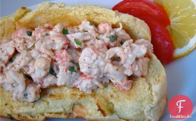 Old Bay Shrimp Salat auf Butter Hot Dog Rolls