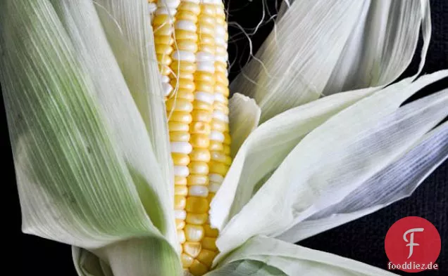 Gegrillter Mais mit Speckbutter und Cotija-Käse