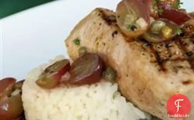 Gegrillte Thunfischsteaks mit Trauben- und Kapernsalsa