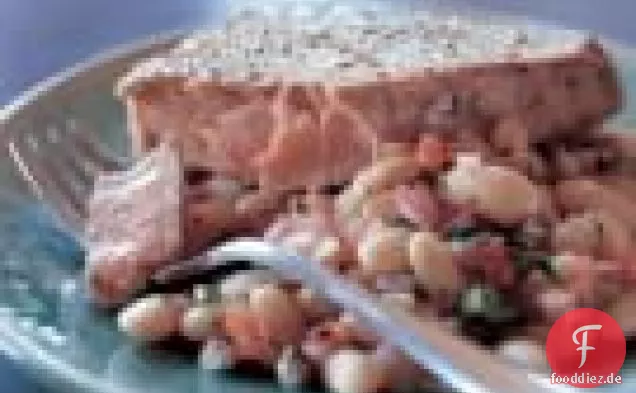 Gebratener Ahi-Thunfisch mit warmem weißem Bohnensalat