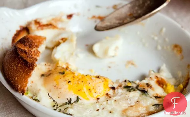 Geraffte Eier mit Toast und sechs Zutaten (und Salz)