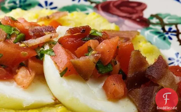 Pochierte Eier mit Polenta und frischer Salsa