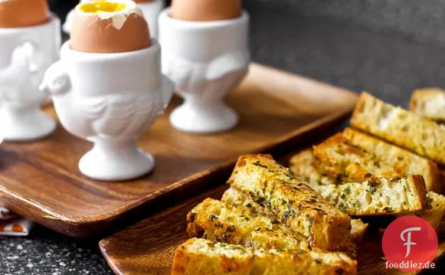 Weiche Eier mit Butterkraut-gruyere Toast Soldaten
