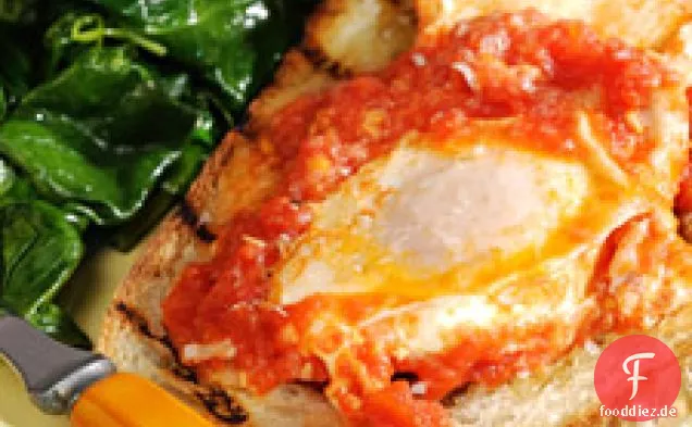 Pochierte Eier in Tomatensauce