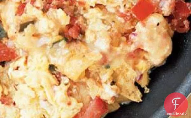Eier mit Tortillachips, Salsa und Käse