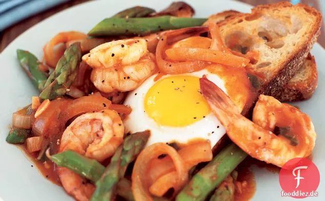 Garnelen, Spargel und Eier in pikanter Tomatensauce