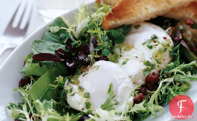 Pochierte Eier mit Pancetta und warf Mesclun