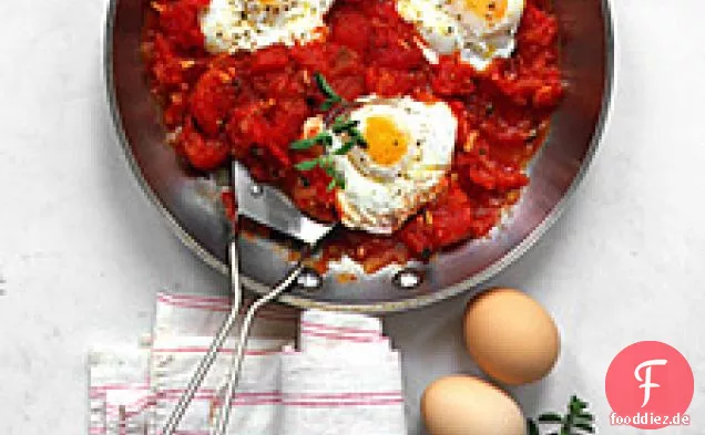 Pochierte Eier mit Chunky Tomatensauce