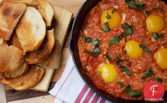 Eier mit Tomaten auf Toast