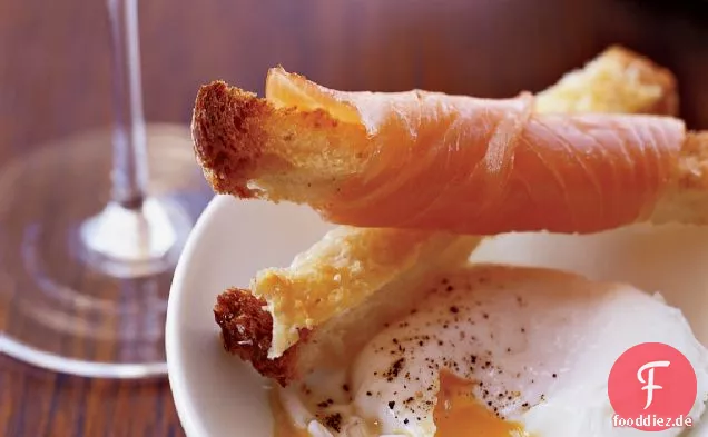 Pochierte Eier mit Parmesan und geräuchertem Lachs Toast