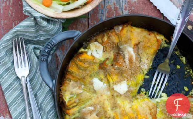 Nackte Zucchiniblüte und Kartoffelquiche