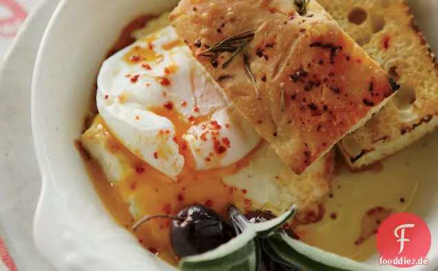 Pochierte Eier mit gebackenem Feta und Oliven