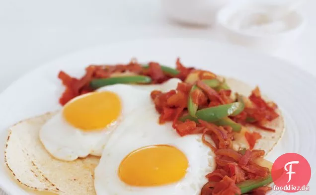 Huevos Rancheros mit scharfem Schinken Sofrito