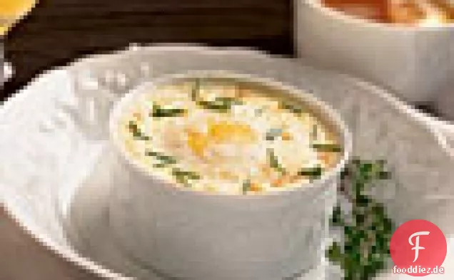 Individuelle ofengebackene Eier mit Kartoffelpüree und Kräutern