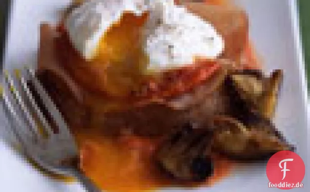 Pochierte Eier mit gebratenen Tomaten, Champignons und Schinken