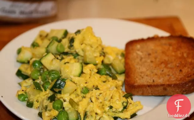 Eier W / Zucchini, frische Erbsen, Knoblauch Scapes W / Toast