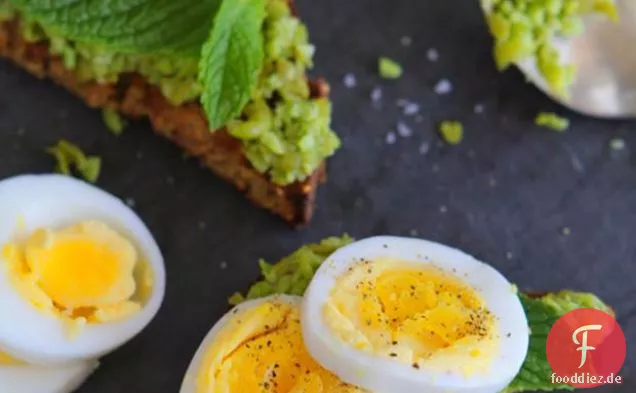 Weichgekochte Eier mit Erbsenpüree & Edamame auf glutenfreiem Toast