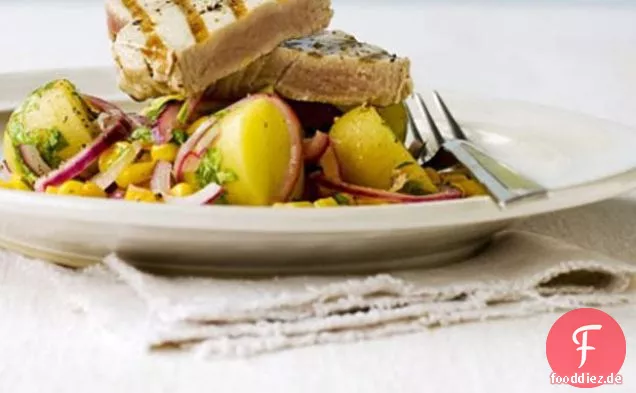 Gegrillter Thunfisch mit warmem Kartoffel- und Maissalat