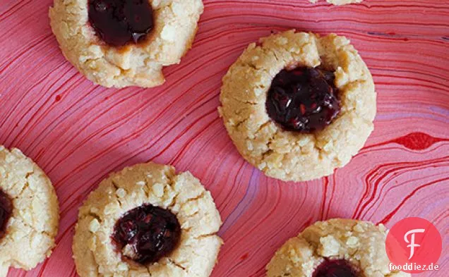 Erdnussbutter und Gelee Thumbprint Cookies in zerkleinerten Po gerollt