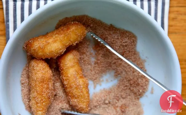 Hausgemachte Churros und heiße dunkle Schokolade