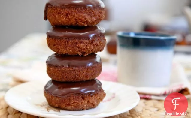 Altmodische Donuts mit Schokoladenglasur