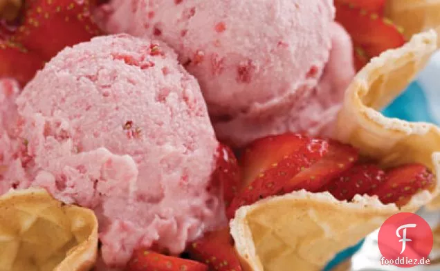 Vanilleeis mit Fruchtmischung