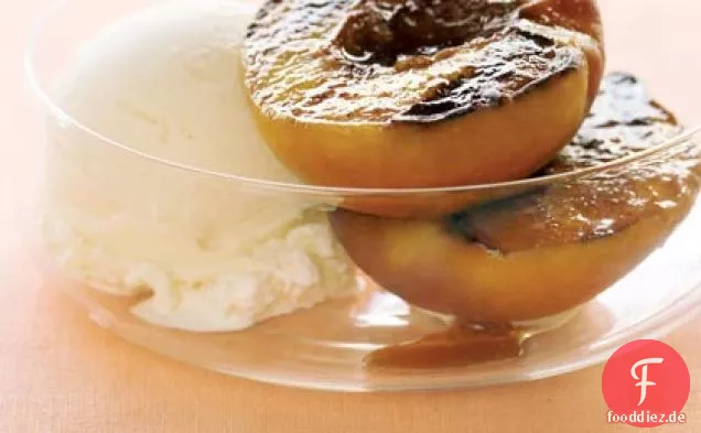 Gegrillte Pfirsiche mit Vanilleeis