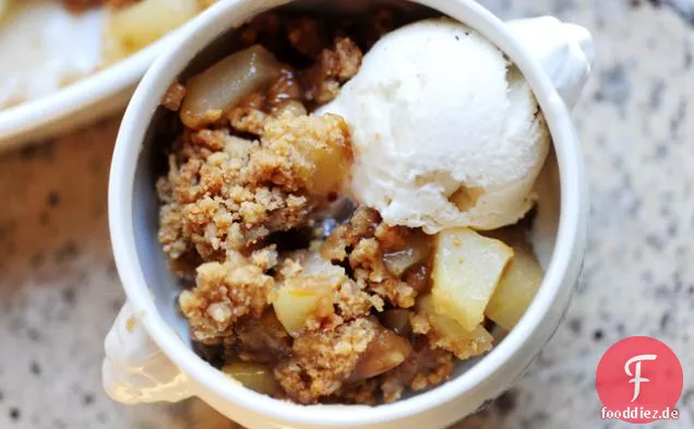 Birnen-Zimt-Crisp mit Vanilleeis