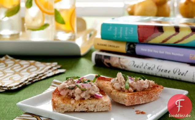 Sizilianischer Thunfisch und weiße Bohnen Bruschetta