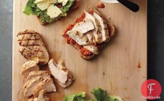Rauchiges Paprika-Pesto auf gegrillten Hähnchen-Sandwiches