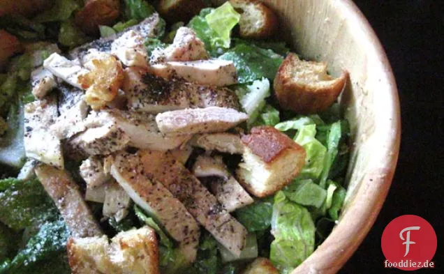 Eggless Caesar Salat mit geräuchertem schwarzem Pfeffer Huhn