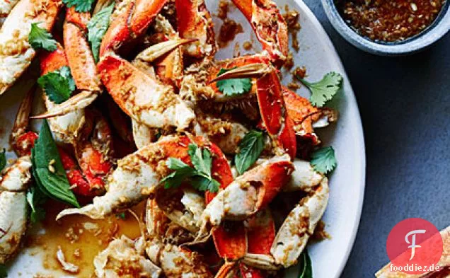 Cracked Crab mit Zitronengras, schwarzem Pfeffer und Basilikum
