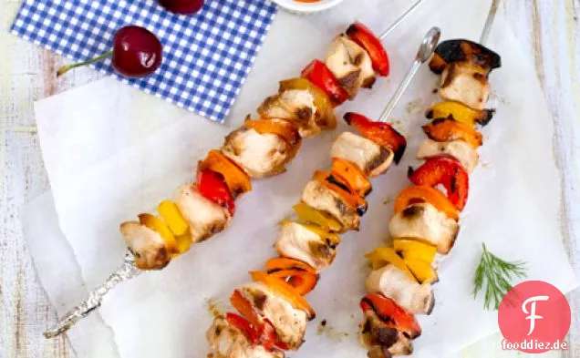 Gegrillte Hähnchen-Kebabs mit geröstetem Pfeffer-Dip