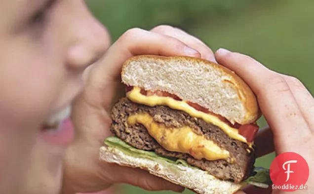 Mit Pimiento-Käse gefüllte Burger