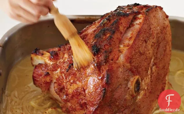 Mit Zitrone und eingelegtem Pfeffer glasierter Schinken