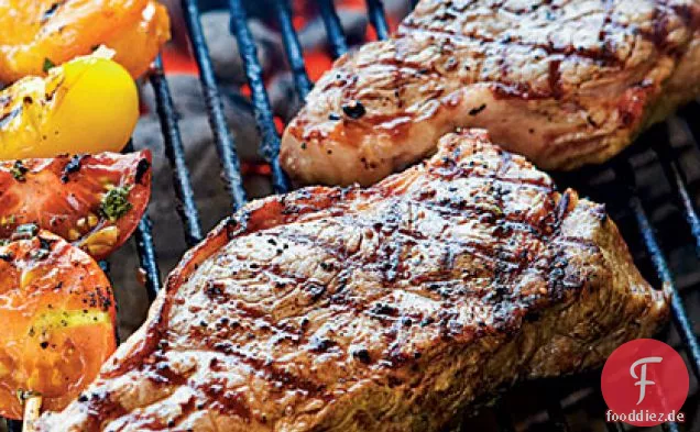 Strip-Steaks mit Pfefferkornkruste und gewürzter Butter